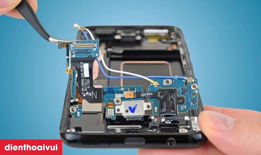 Quy tr&igrave;nh thay ch&acirc;n sạc Samsung Galaxy S24 FE minh bạch tại Điện Thoại Vui