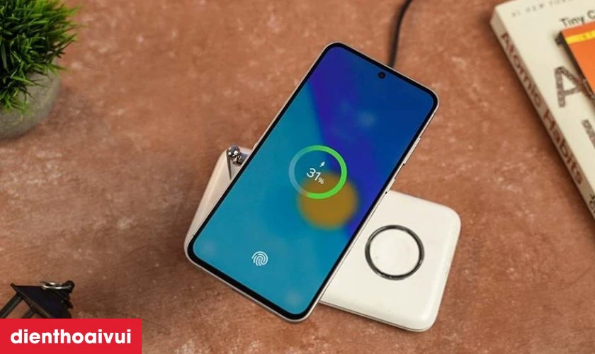 Hướng dẫn c&aacute;ch sạc điện thoại Samsung Galaxy S24 FE an to&agrave;n