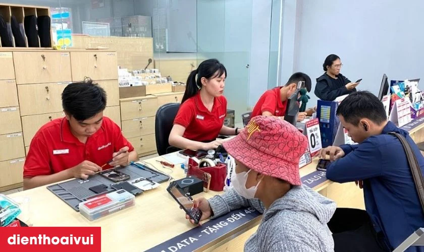 Quy tr&igrave;nh thay ch&acirc;n sạc Samsung Galaxy S25 lấy liền tại Điện Thoại Vui