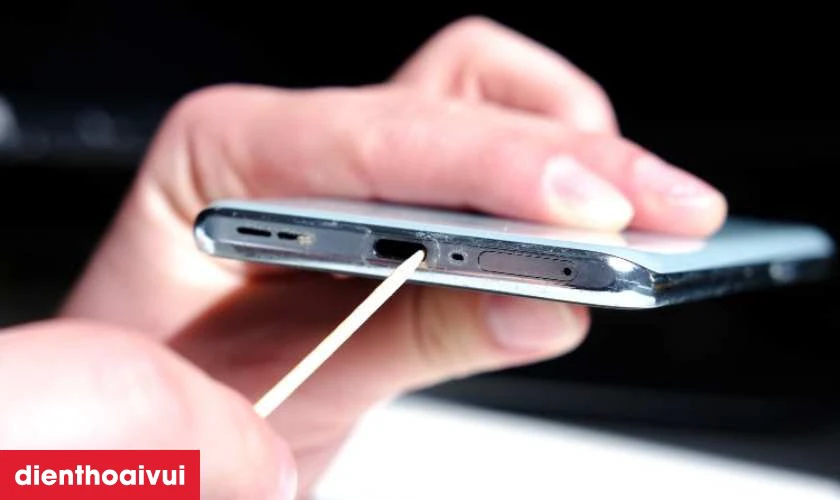 Tại sao điện thoại Samsung Galaxy Z Flip 6 bị hư ch&acirc;n sạc?