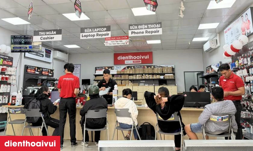 Nh&acirc;n vi&ecirc;n gửi lại Samsung Galaxy Z Flip 6 cho kh&aacute;ch