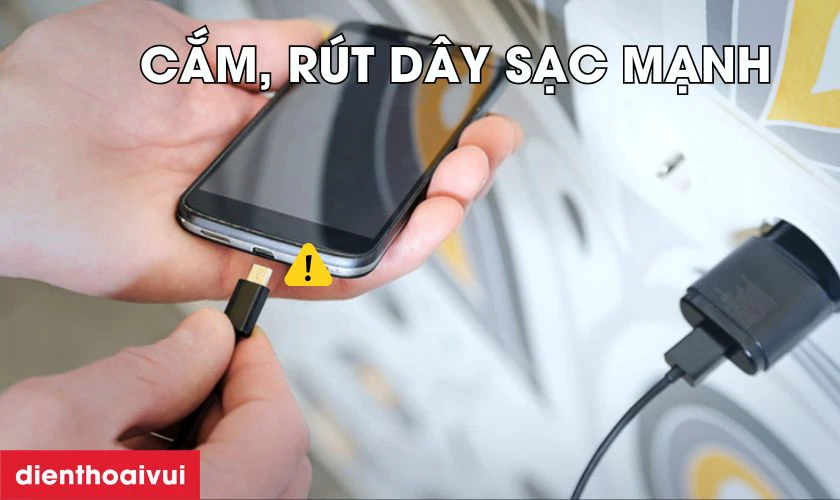 Cắm, rút chân sạc Samsung M23 không đúng cách