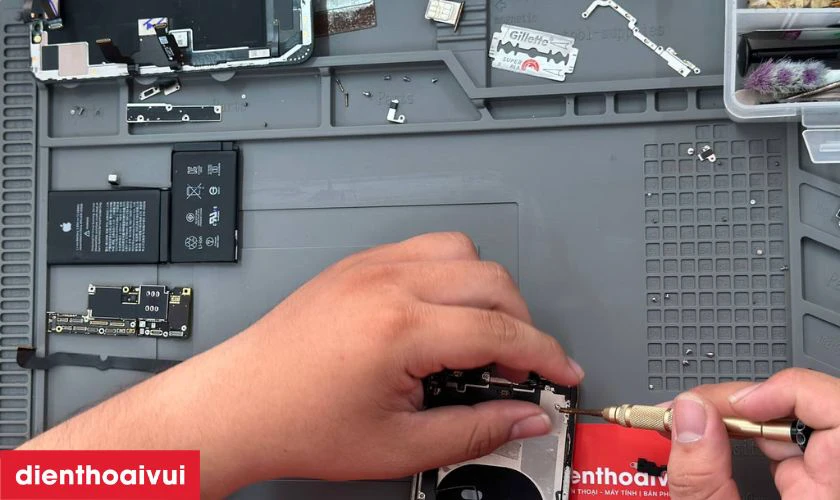 Kỹ thuật vi&ecirc;n th&aacute;o m&aacute;y cẩn thận v&agrave; tiến h&agrave;nh thay thế