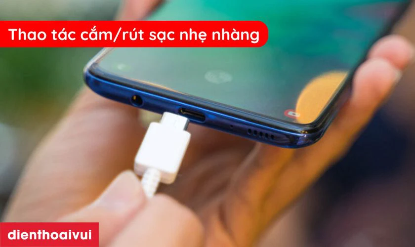 Cắm, r&uacute;t sạc nhẹ nh&agrave;ng để tr&aacute;nh cong ch&acirc;n tiếp x&uacute;c
