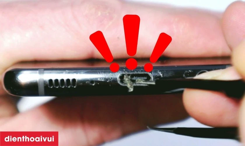 Bụi bẩn b&aacute;m l&acirc;u ng&agrave;y dễ l&agrave;m hỏng ch&acirc;n sạc