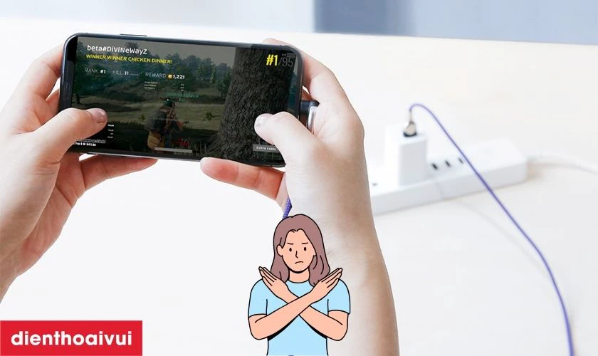 Kh&ocirc;ng n&ecirc;n vừa sạc vừa chơi game