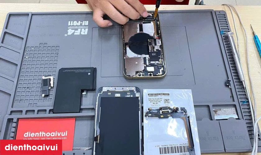 Quy tr&igrave;nh thay ch&acirc;n sạc Xiaomi 13T Pro lấy liền tại Điện Thoại Vui