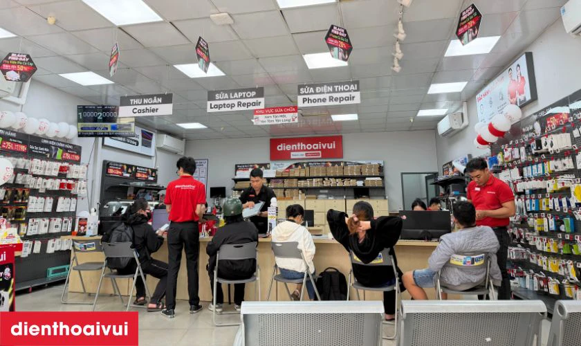 Nh&acirc;n vi&ecirc;n tiếp nhận m&aacute;y, ghi nhận t&igrave;nh trạng