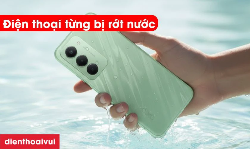 V&ocirc; nước c&oacute; thể l&agrave;m hỏng ch&acirc;n sạc điện thoại