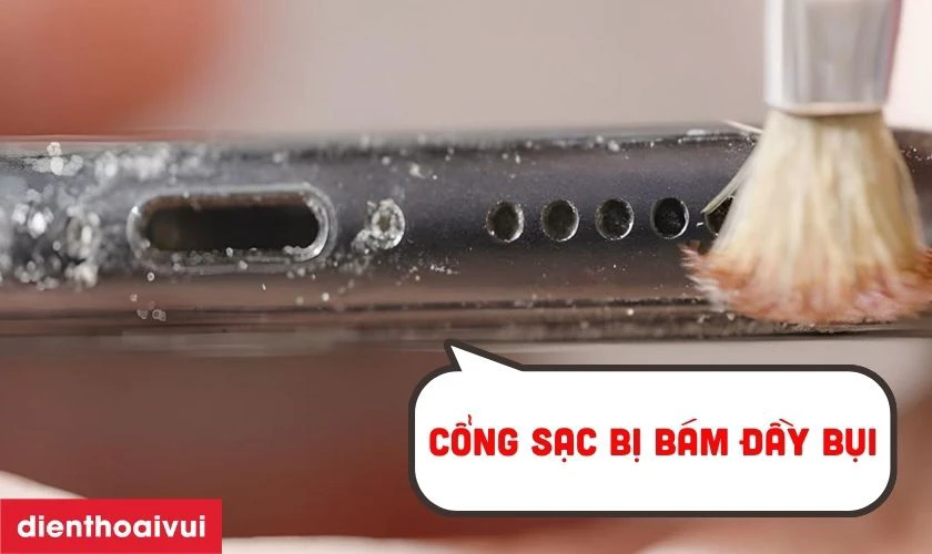 Cổng sạc bị b&aacute;m bụi, xơ vải