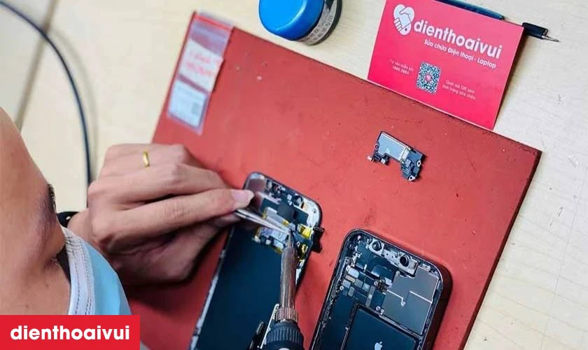 Thay dây nối loa trong iPhone 11 Pro dưới sự quan sát của khách hàng
