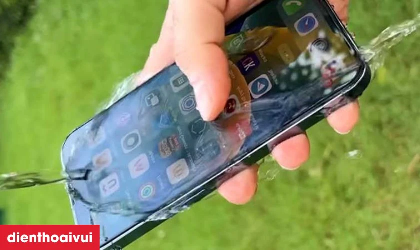 Nước là tác nhân gây hư hỏng linh kiện điện thoại bao gồm loa trong cần lưu ý