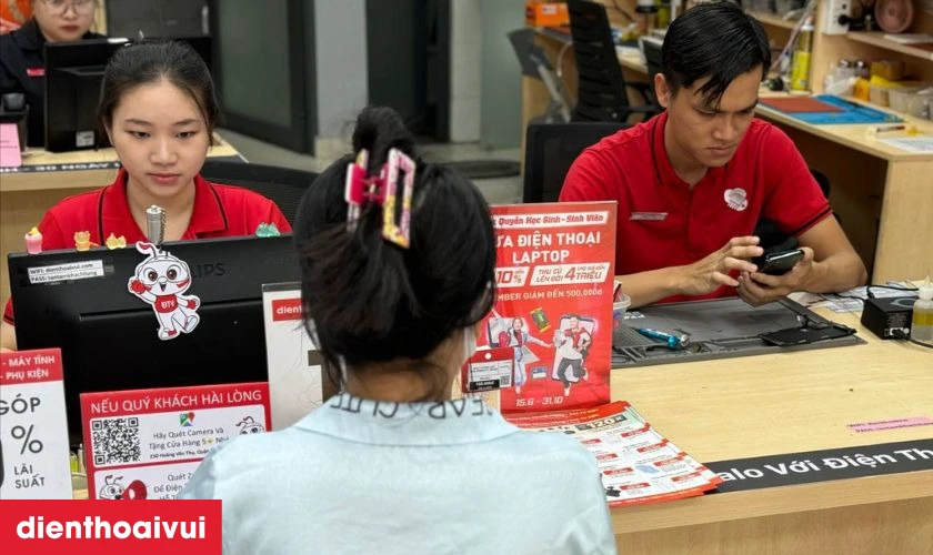 Khách nhận lại máy sau khi thay dây nối loa trong iPhone Xs chính hãng Safety