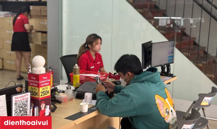 Địa chỉ thay đế sạc Apple Watch Series 4 44mm uy tín tại TPHCM & Hà Nội
