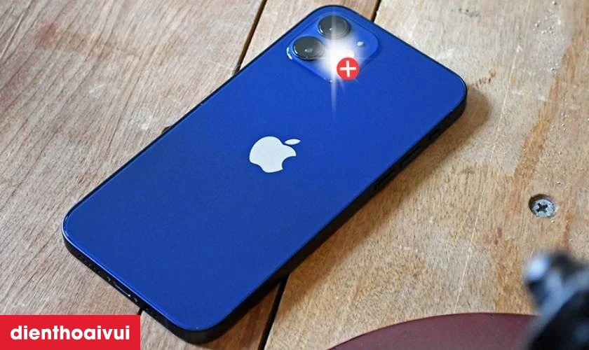 Thay đ&egrave;n flash b&oacute;c m&aacute;y iPhone 12
