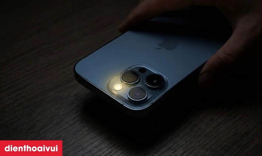 Thay đ&egrave;n flash b&oacute;c m&aacute;y iPhone 13 Pro