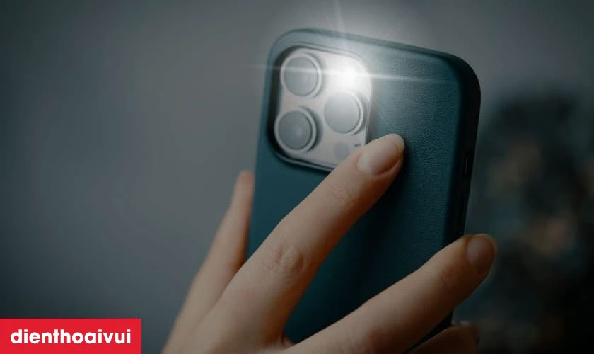 Đ&egrave;n flash b&oacute;c m&aacute;y iPhone 13 Pro l&agrave; g&igrave;