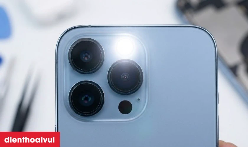 C&oacute; ảnh hưởng g&igrave; khi thay đ&egrave;n flash iPhone 13 Pro kh&ocirc;ng