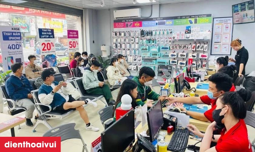 Quy tr&igrave;nh thay đ&egrave;n flash b&oacute;c m&aacute;y iPhone 13 Pro Max tại Điện Thoại Vui