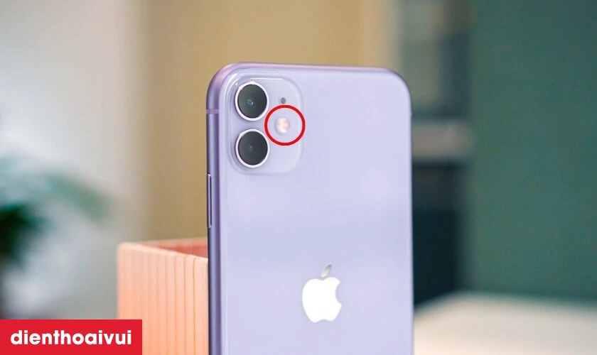 Khi n&agrave;o cần thay đ&egrave;n flash iPhone 11?