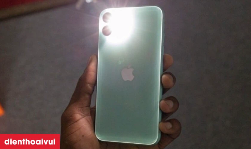 Thay đ&egrave;n flash b&oacute;c m&aacute;y iPhone 11 c&oacute; tốt kh&ocirc;ng?