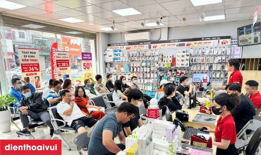 Nh&acirc;n vi&ecirc;n sẽ b&agrave;n giao iPad cho kh&aacute;ch h&agrave;ng để kiểm tra v&agrave; đảm bảo thiết bị hoạt động tốt