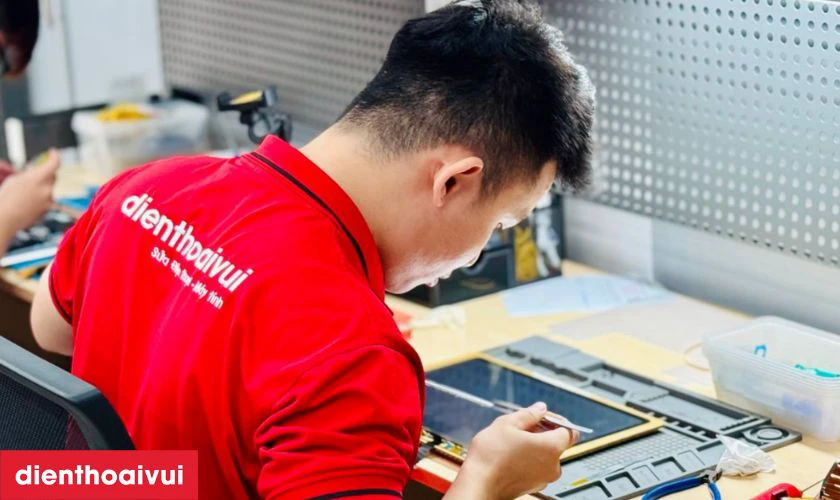 C&aacute;c kỹ thuật vi&ecirc;n chuy&ecirc;n nghiệp thay &eacute;p k&iacute;nh theo quy tr&igrave;nh chuẩn