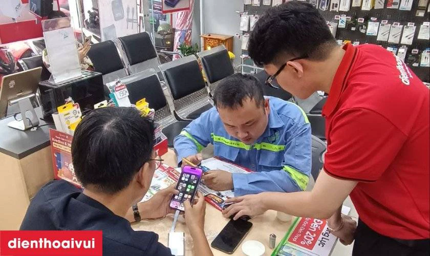 Kỹ thuật viên tay nghề cao, thao tác chuẩn xác