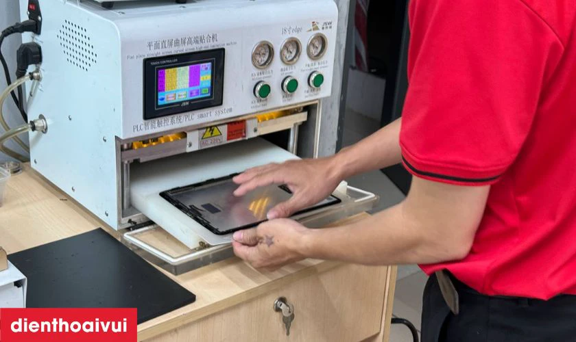 Kỹ thuật viên tiến hành kiểm tra tổng thể máy để đánh giá tìm lỗi