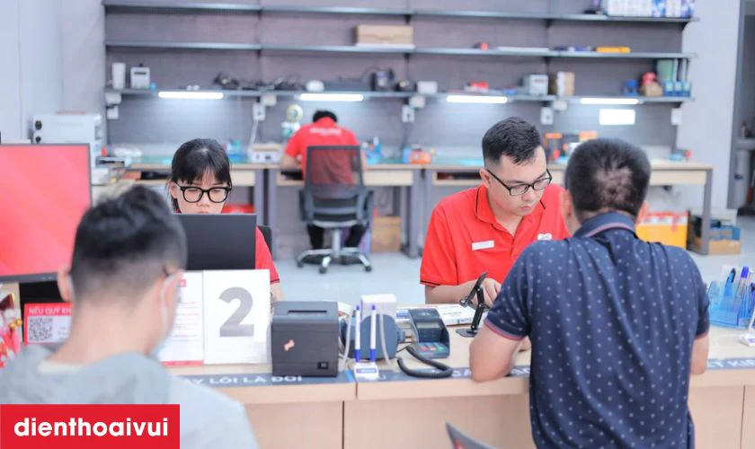 Kỹ thuật viên tiến hành kiểm tra chi tiết tình trạng máy