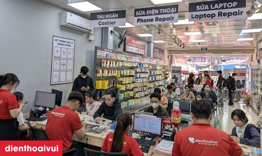 Nhân viên trả máy cho khách kiểm tra lần cuối