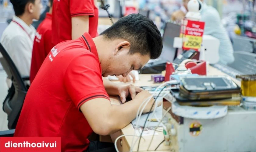 Kỹ thuật viên tiến hành kiểm tra mức độ nứt, trầy, bong keo,… của mặt kính