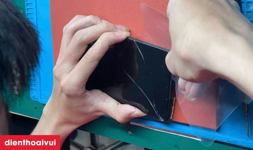 Sau khi ép kính, kỹ thuật viên kiểm tra lại