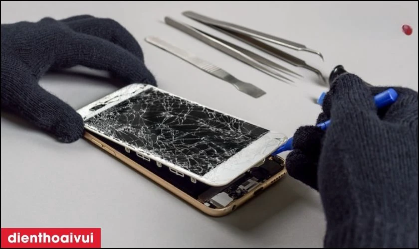Tháo lớp kính vỡ ra khỏi điện thoại Huawei