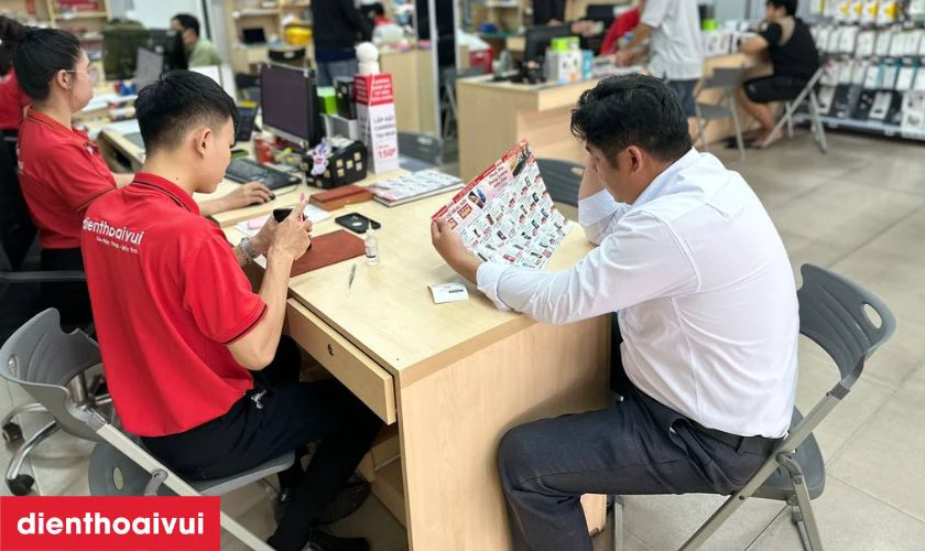 Kỹ thuật viên tiến hành kiểm tra kỹ phần hiển thị và cảm ứng