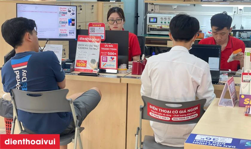 Sau khi lắp kính mới, kỹ thuật viên sẽ kiểm tra lại toàn bộ