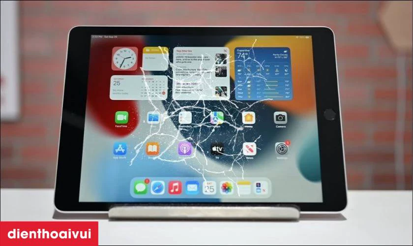 Mặt kính xuất hiện vết nứt hoặc trầy xước lớn