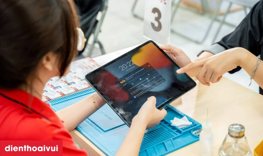 Quy trình thay ép kính iPad Pro M1 2021 chính hãng Feaglet tại Điện Thoại Vui