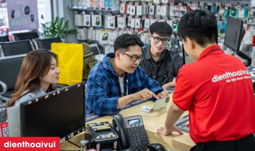 Khách hàng nhận lại máy và kiểm tra tình trạng sau khi thay