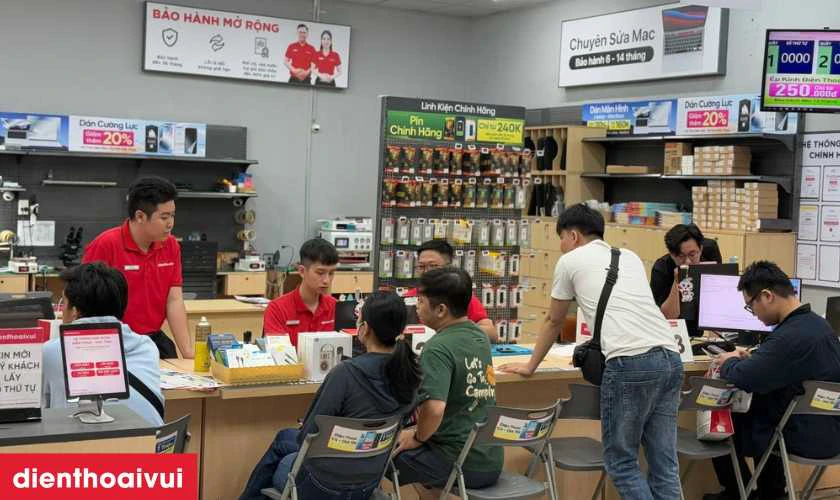 Các kỹ thuật viên tại Điện Thoại Vui luôn làm việc cẩn thận, tỉ mỉ