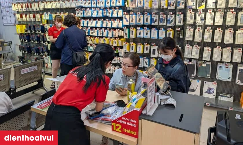 Dịch vụ thay ép kính iPhone 12 chính hãng Feaglet lấy liền tại Điện Thoại Vui