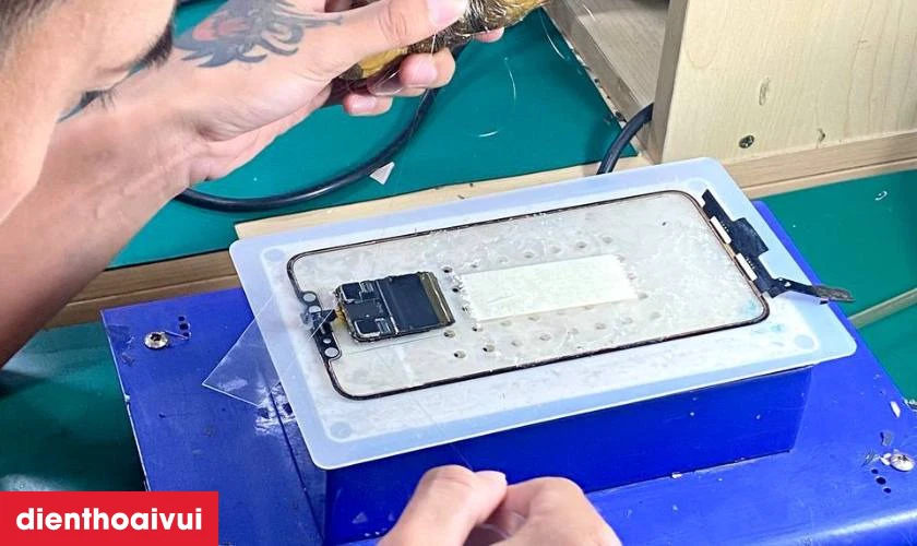 Thay ép kính iPhone 13 Pro chính hãng Feaglet là gì