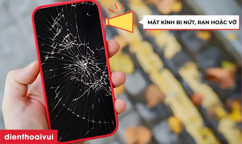 Mặt kính màn hình điện thoại có nhiều vết nứt lớn