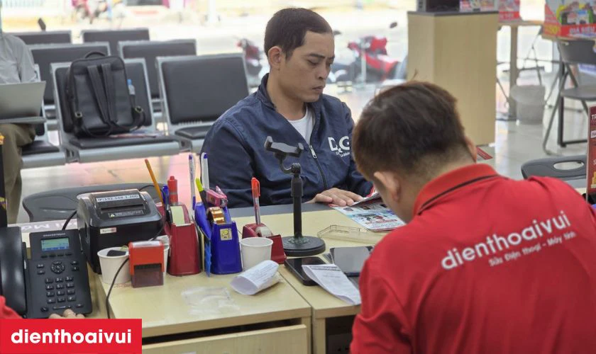 Quy trình thay ép kính iPhone 14 Pro chính hãng Feaglet tại Điện Thoại Vui