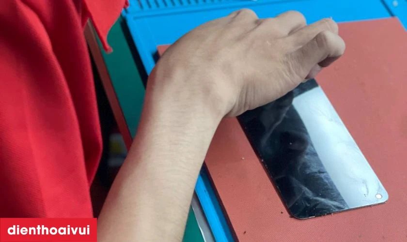 Quy trình thay ép kính iPhone 15 chính hãng Feaglet tại Điện Thoại Vui