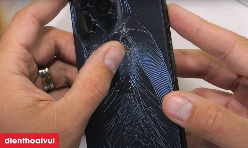 Các dấu hiệu nhận biết bạn cần thay ép kính iPhone 15 Pro chính hãng Feaglet mới