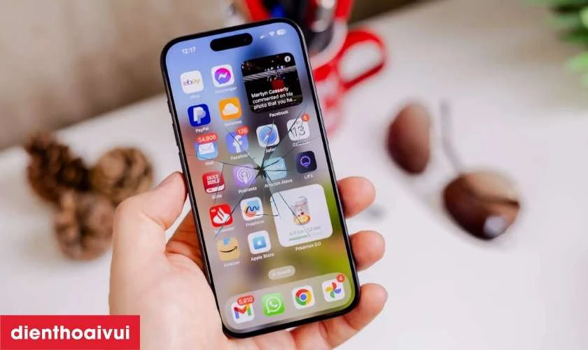 Màn hình có hiện tượng loang màu nhẹ tại các điểm nứt