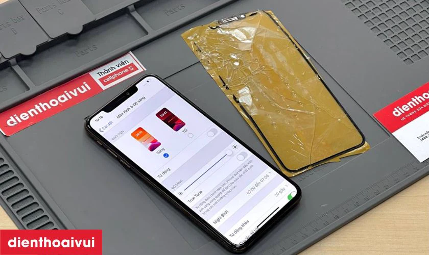 Nhân viên giao máy cho khách, hướng dẫn kiểm tra lại lần cuối