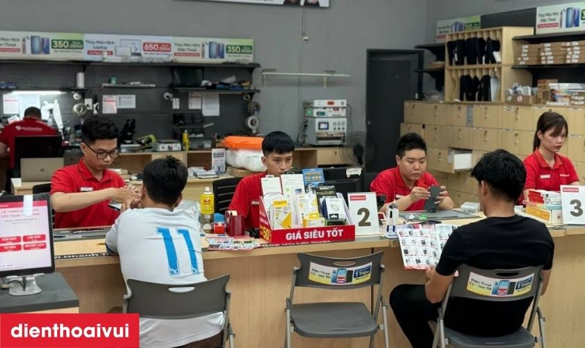 Quy tr&igrave;nh &eacute;p k&iacute;nh iPhone 17 chuy&ecirc;n nghiệp Điện Thoại Vui