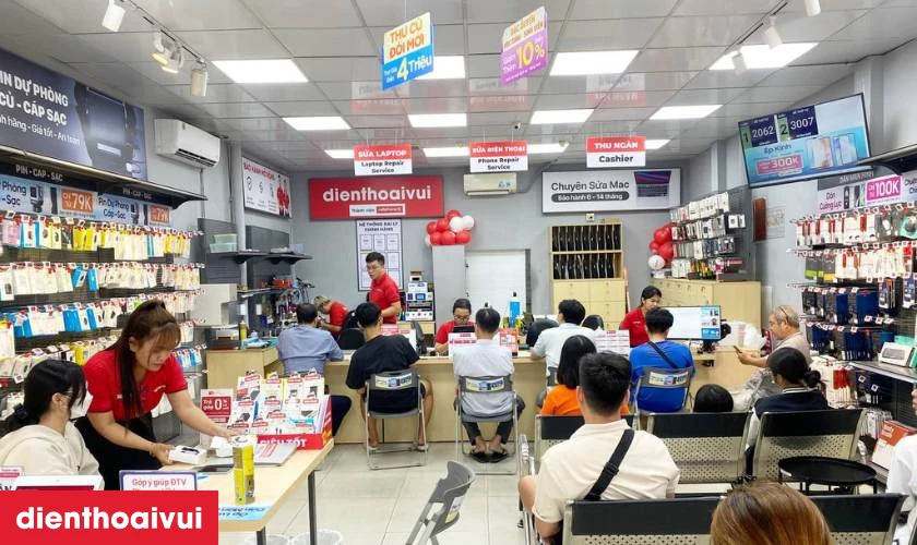 Dịch vụ thay &eacute;p k&iacute;nh iPhone 17 loại A+ lấy liền tại Điện Thoại Vui